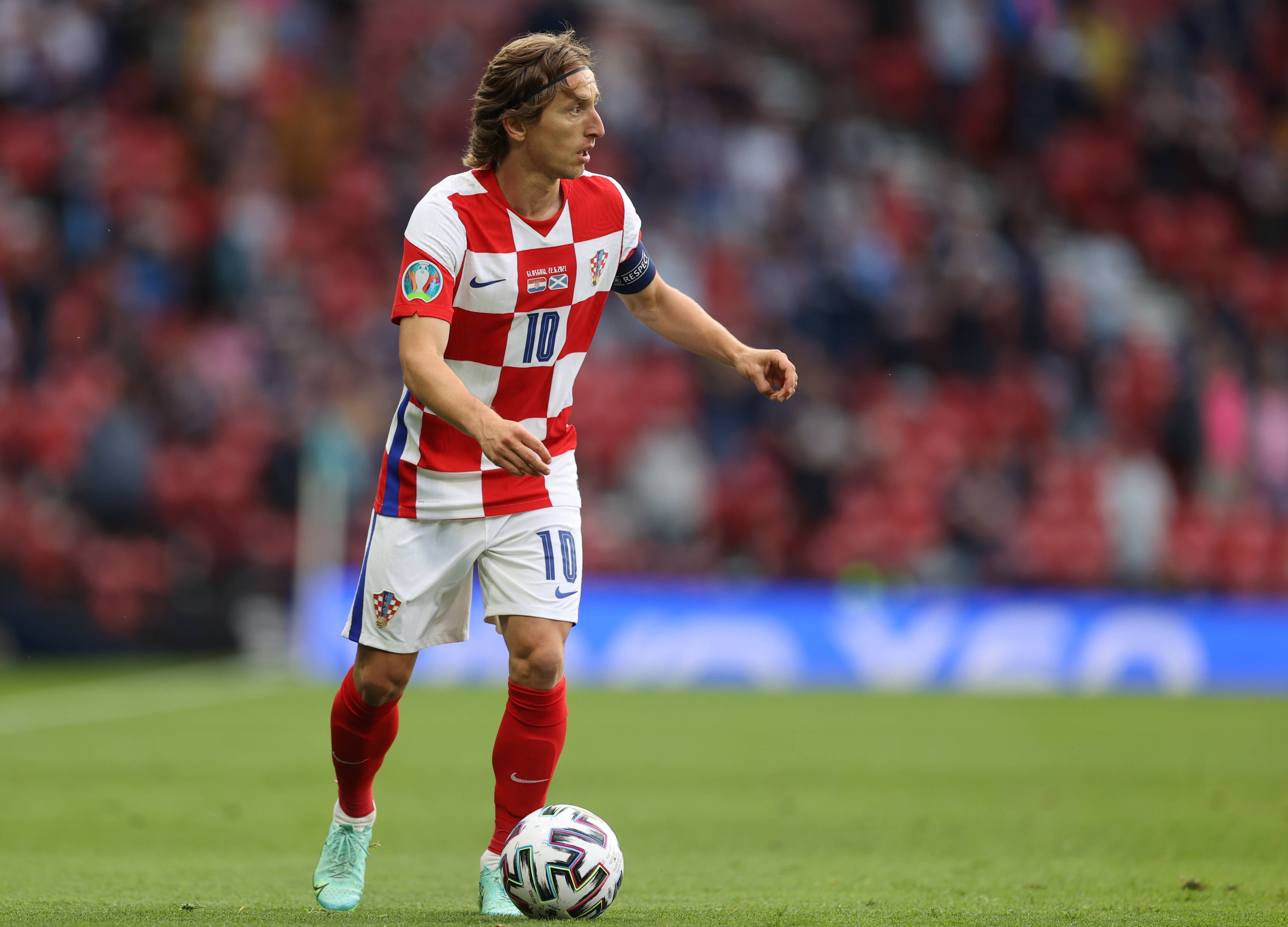 [NBA]科比·布朗加速突破 飞身扣篮以一敌二