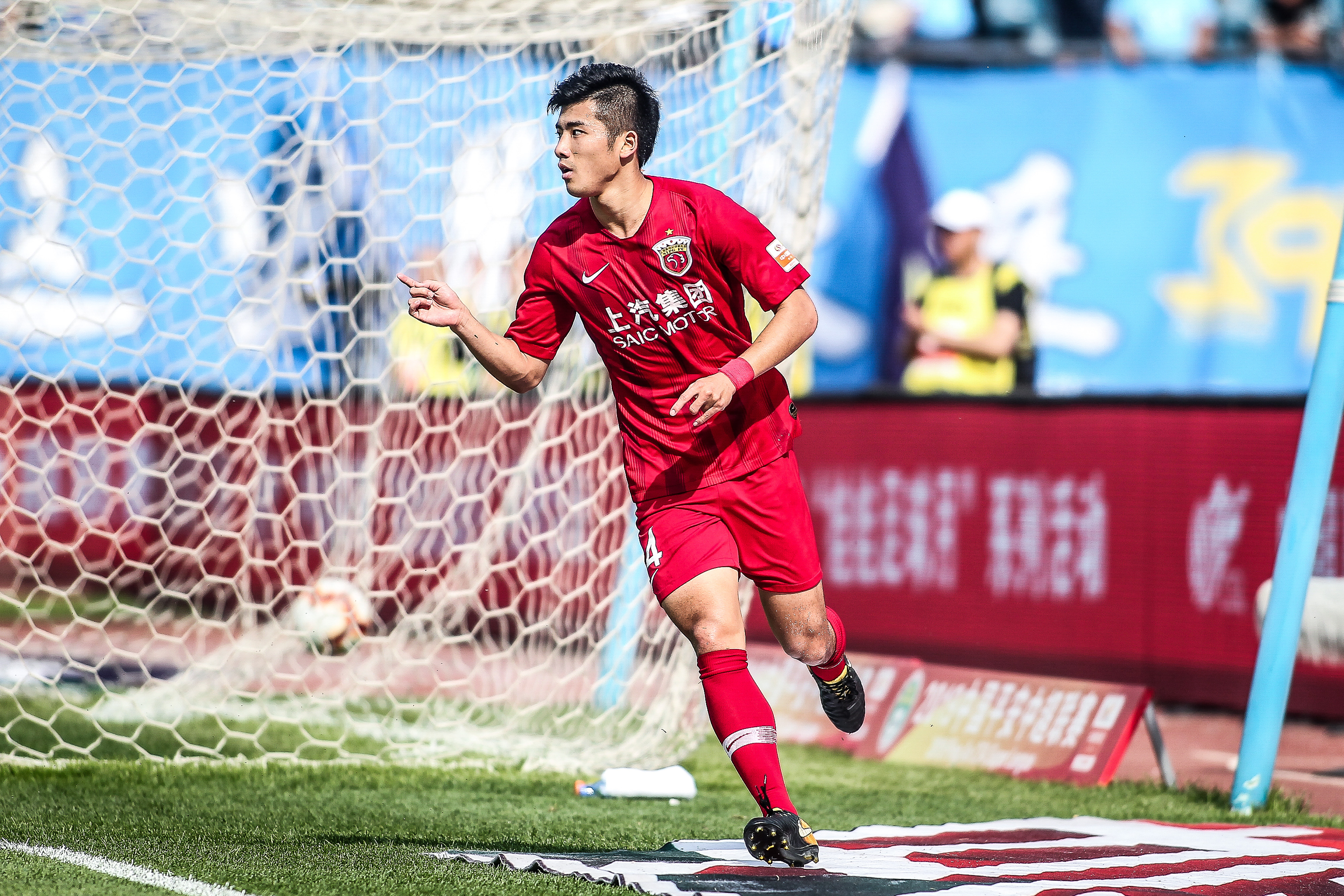 124-111！老鹰客场掀翻勇士，亚历山大·沃克24分，6200万合同值了